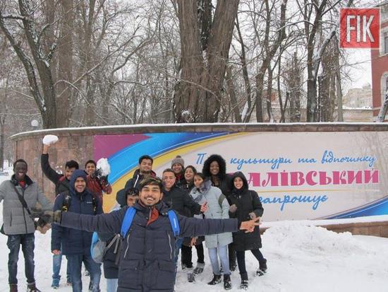 У Кропивницькому іноземні студенти ДНМУ побували на екскурсії зимовим містом (ФОТО)