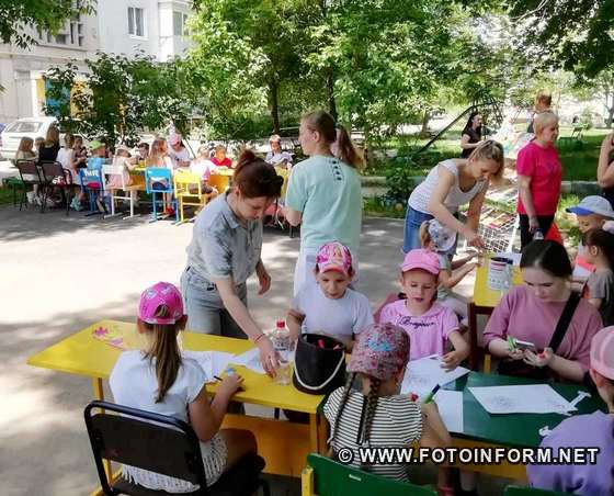 	У Кропивницькому на День захисту дітей бібліотекарі провели веселкові розваги (ФОТО)
