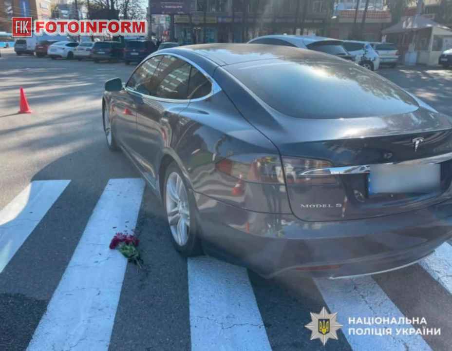 Поліція працює на місці ДТП у Кропивницькому за участю Tesla