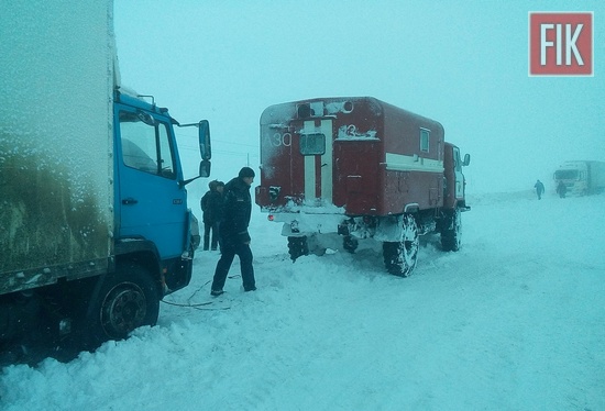 Протягом доби, що минула, рятувальники Кіровоградської області продовжували допомагати водіям на складних ділянках дороги у Благовіщенському, Гайворонському, Голованівському, Добровеличківському та Новоархангельському районах.
