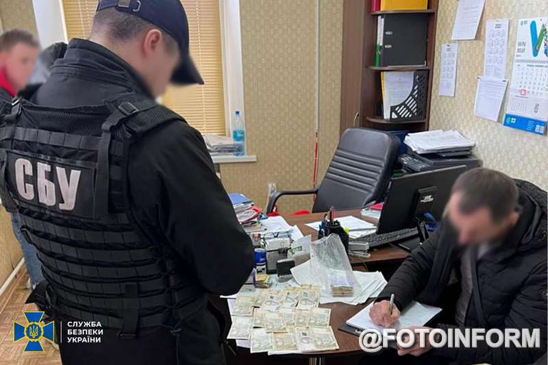 СБУ затримала на хабарі директора одного з вищих навчальних закладів Кропивницького (ФОТО)
