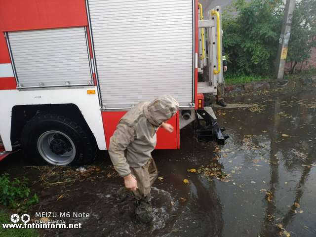 У Кропивницькому рятувальники допомоги населенню по відкачці дощових вод