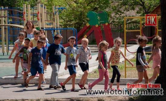 Пожежники Одеської магістралі провели практичні заняття по евакуації дітей у оздоровчому таборі