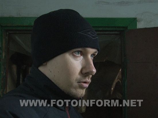 Люди жалуются на опасный ремонт на улице Вокзальной. Второй день на техническом этаже дома номер 22 ведутся работы.