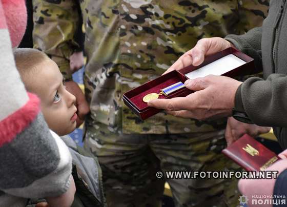 У Кропивницькому рідним загиблих поліцейських бригади «Лють» вручили нагороди (ФОТО)