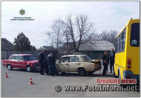 Близько 15-ї години патрульні поліцейські отримали повідомлення про подвійну ДТП на перехресті вулиць Бобринецький шлях та Нижньої П’ятихатської.