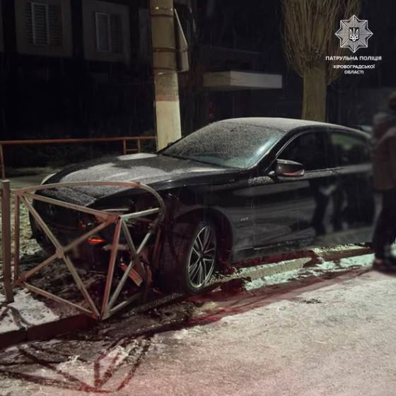 Водій іномарки зніс металевий паркан у Кропивницькому (ФОТО)