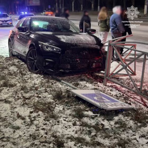 Водій іномарки зніс металевий паркан у Кропивницькому (ФОТО)