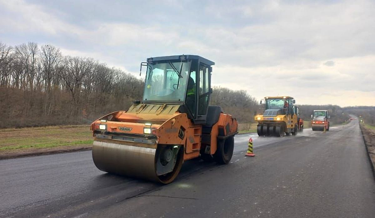 Спецтехніка та дорожні бригади ліквідують пошкодження асфальтного покриття на трасі в Кіровоградській області під час ремонтних робіт.