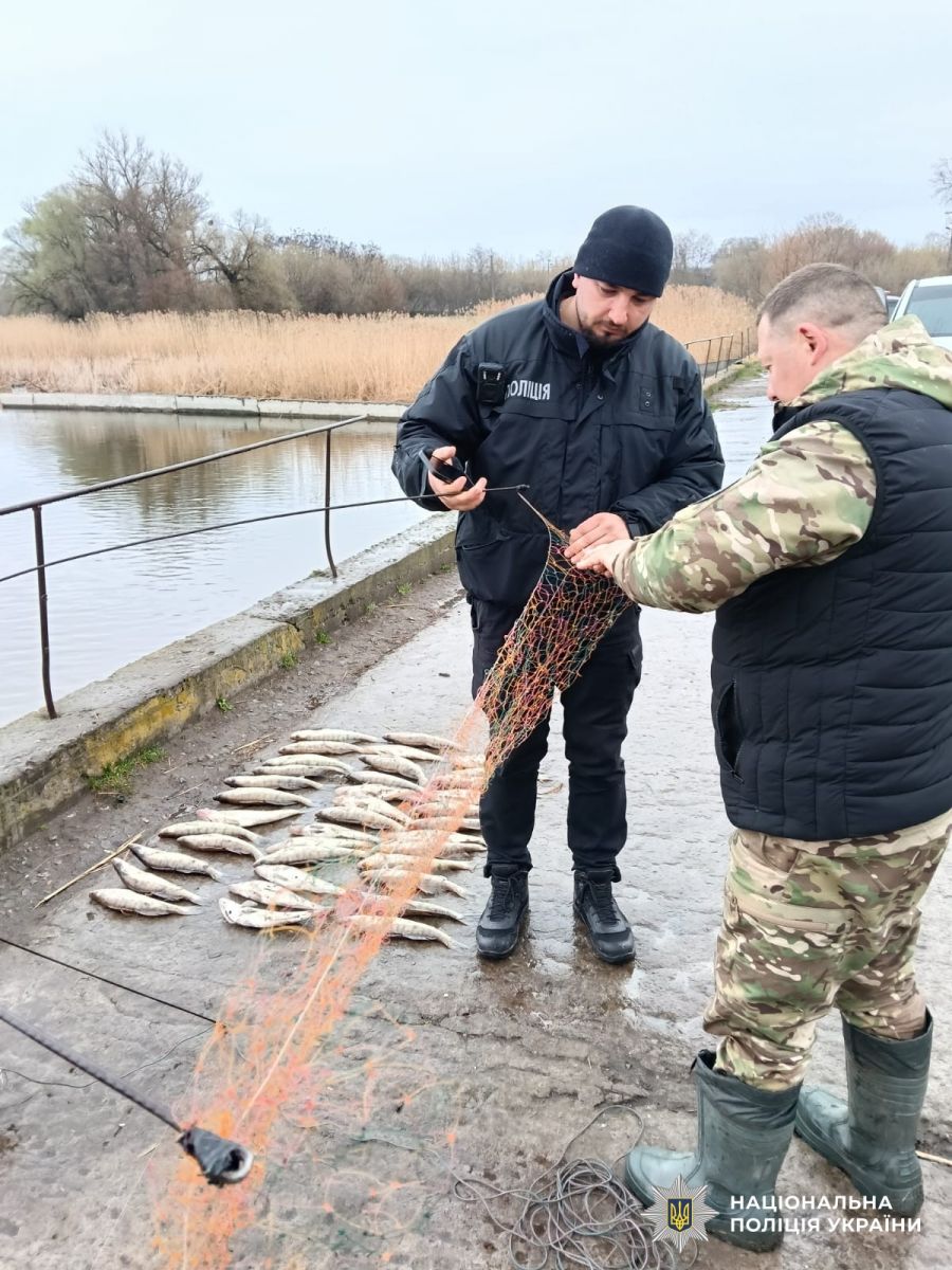 Поліцейські Світловодська вилучили незаконний вилов риби та сітки у браконьєра на березі водосховища.