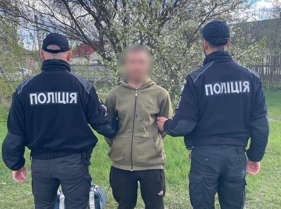 Поліцейські затримують підозрюваних у побитті та незаконному позбавленні волі чоловіка в селищі Олександрівка Кіровоградської області.