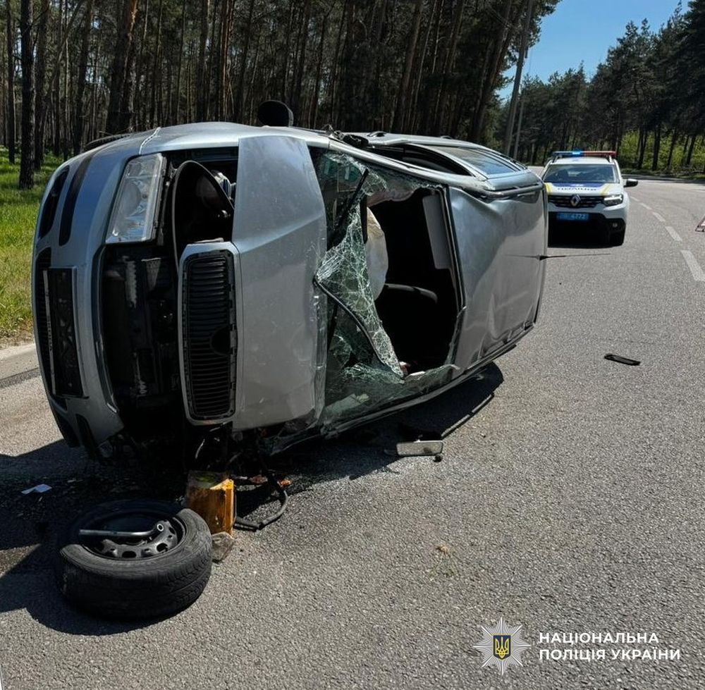 Наслідки ДТП у Кропивницькому: перекинута автівка біля бетонної опори, працює поліція.