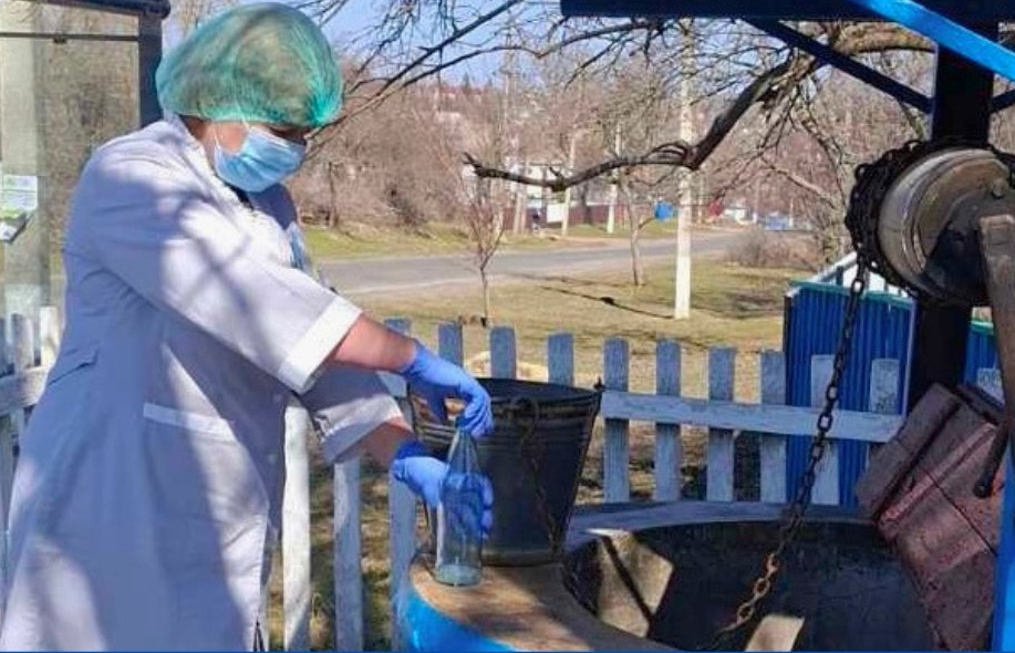 Перевірка якості питної води в лабораторії на вміст нітратів.