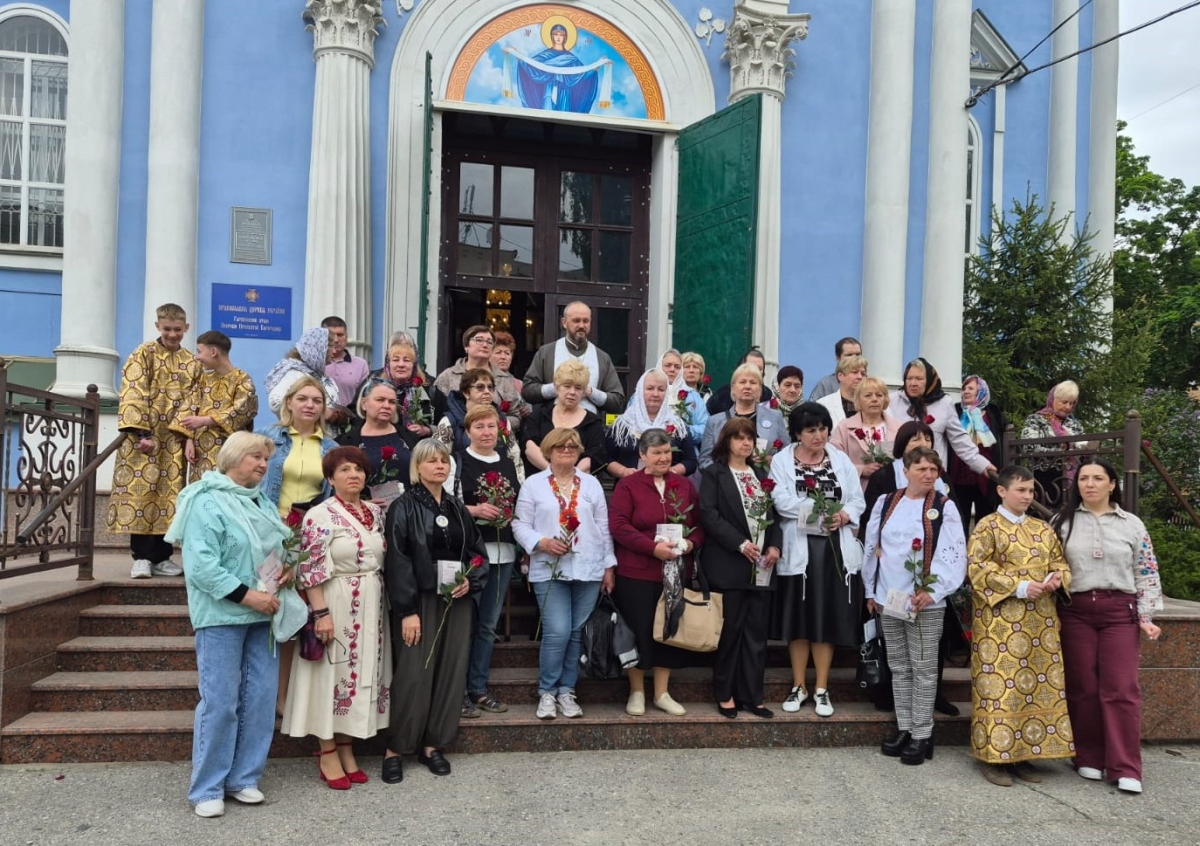 Матері загиблих захисників України під час молитовної зустрічі «Незгасима Любов» у Гарнізонному храмі Кропивницького до Дня матері.