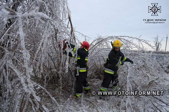 На Кіровоградщині рятувальники та енергетики продовжують долати наслідки негоди (ФОТО)