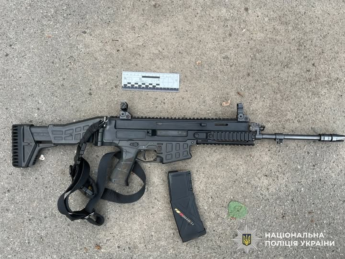 Автоматична зброя та гільзи на місці злочину, правоохоронці розслідують умисне вбивство військовослужбовця на Кіровоградщині.