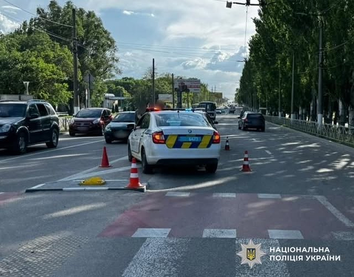 Місце ДТП у Кропивницькому на вулиці Героїв України за участі автомобіля Skoda та пішохода, службове авто поліції з увімкненими проблесковими маячками.