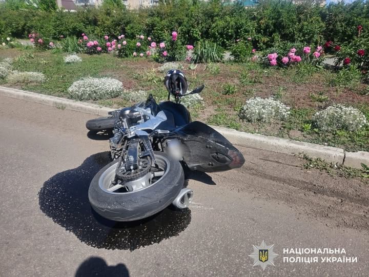 Мотоцикл Kawasaki Z 750 на місці смертельної аварії в Малій Висці, де загинула жінка