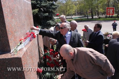 22 апреля в день рождения Владимира Ленина в Ковалевском парке собрались для возложения цветов к памятнику вождю мирового пролетариата коммунисты, сторонники партии. 