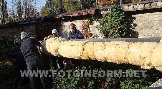 Перед початком опалювального сезону підприємством проведені роботи по відновленню теплоізоляції наземних трубопроводів, в тому числі і трубопроводу наземної прокладки на розі вулиць Миру та Варшавської.
