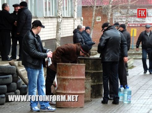 Сегодня в центре Кировограда, возле центрального входа здания Управлениия Госземагентства в Кировоградской области состоялась акция протеста.