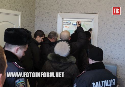 Сегодня в центре Кировограда, возле центрального входа здания Управлениия Госземагентства в Кировоградской области состоялась акция протеста.