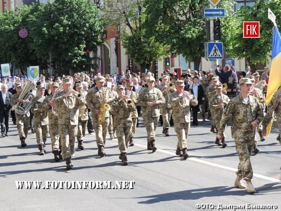 Вчора мешканці Кропивницького відзначали 72-у річницю Перемоги над нацизмом у Другій світовій війні урочистою ходою та покладанням квітів. 
