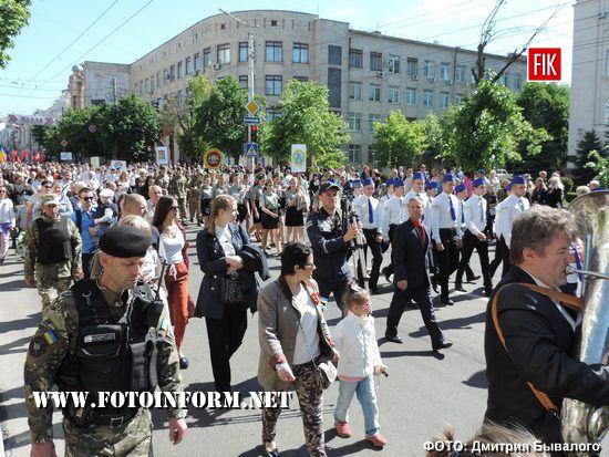 Вчора мешканці Кропивницького відзначали 72-у річницю Перемоги над нацизмом у Другій світовій війні урочистою ходою та покладанням квітів. 