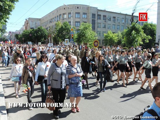 Вчора мешканці Кропивницького відзначали 72-у річницю Перемоги над нацизмом у Другій світовій війні урочистою ходою та покладанням квітів. 