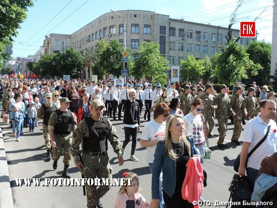 Вчора мешканці Кропивницького відзначали 72-у річницю Перемоги над нацизмом у Другій світовій війні урочистою ходою та покладанням квітів. 