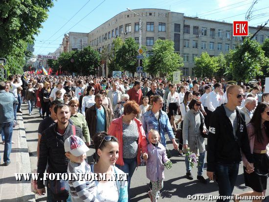 Вчора мешканці Кропивницького відзначали 72-у річницю Перемоги над нацизмом у Другій світовій війні урочистою ходою та покладанням квітів. 