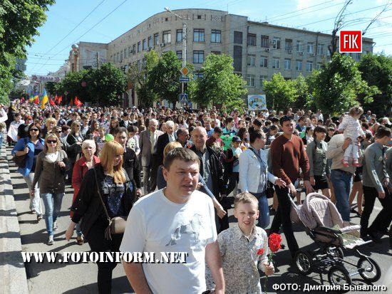 Вчора мешканці Кропивницького відзначали 72-у річницю Перемоги над нацизмом у Другій світовій війні урочистою ходою та покладанням квітів. 