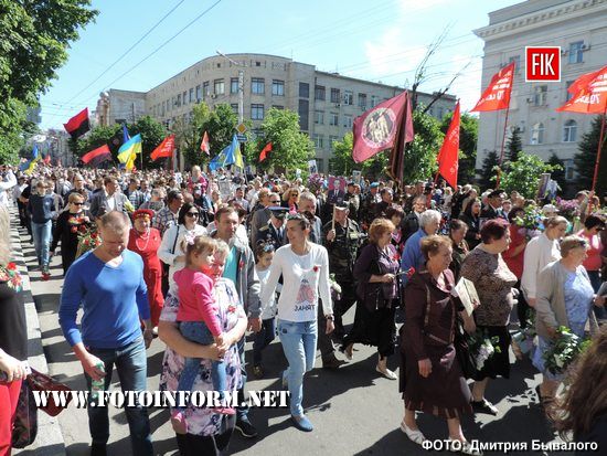 Вчора мешканці Кропивницького відзначали 72-у річницю Перемоги над нацизмом у Другій світовій війні урочистою ходою та покладанням квітів. 
