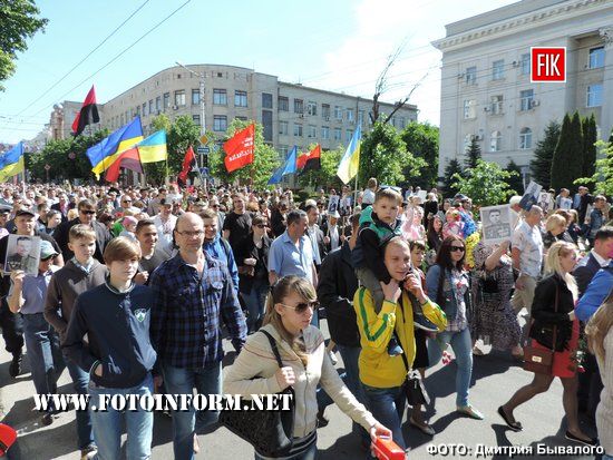 Вчора мешканці Кропивницького відзначали 72-у річницю Перемоги над нацизмом у Другій світовій війні урочистою ходою та покладанням квітів. 