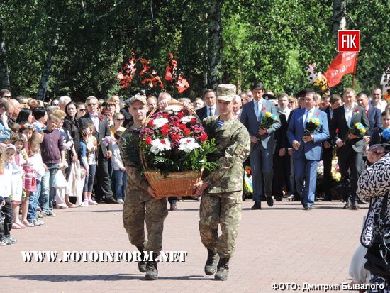 Вчора мешканці Кропивницького відзначали 72-у річницю Перемоги над нацизмом у Другій світовій війні урочистою ходою та покладанням квітів. 
