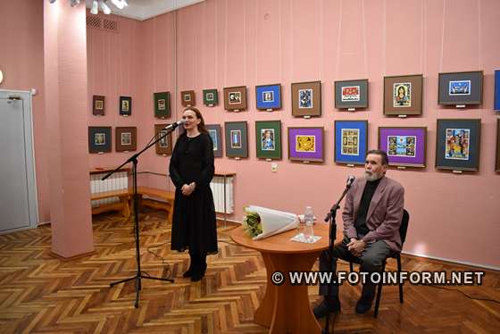 Ігор Володимирович Смичек народився 24 листопада 1953 року в місті Кіровограді (нині Кропивницький) у театральній родині, тому дитинство його тісно пов’язане з музично-драматичним театром імені М. Л. Кропивницького, де працювали батьки. В 1969 році вступив до Одеського державного художнього училища імені М.Б. Грекова, яке закінчив у 1973 році (викладач А.Г. Черняєв). В цьому ж році став викладачем Кіровоградської дитячої художньої школи (нині – дитяча художня школа імені О. Осмьоркіна). З 1976 по 1981 рік навчався в Українському поліграфічному інституті імені І. Федорова у Львові (викладач В.С. Овчинников та Ю.І. Чаришников). У 1982 році відбулась перша виставка графічних творів художника в рідному місті. З цього ж часу й до 2019 року працював викладачем Кіровоградської дитячої художньої школи (з 1992 р. ім. О.О.Осмьоркіна). Ігор Смичек – член Національної спілки художників України та Національної спілки театральних діячів України. Творчість художника-земляка багатогранна – від мистецтва книги до монументального та станкового малярства. І. Смичеком створено емблему Всеукраїнського свята театрального мистецтва «Вересневі самоцвіти», ним розроблялось оформлення сцени театру та філармонії. Роботи художника експонувались на багатьох художніх виставках. Він є постійним учасник збірних обласних та міських тематичних виставок. Персональні виставки проходили в Кіровоградському обласному художньому музеї (з 2020 року КЗ «Музей мистецтв Кіровоградської обласної ради»), художньо-меморіальному музеї О.О.Осмьоркіна, в обласній універсальній науковій бібліотеці імені Д. Чижевського. В 2008 році митець брав активну участь у створенні портретів видатних земляків для Всеукраїнського музейного проєкту «Українці у світі» (ініційований Президентом України, представляв зображення найвидатніших представників української нації), що експонувався у Центрі ділового та культурного співробітництва «Український дім» в Києві. У 2009 році ці роботи були представлені на виставці в обласному художньому музеї до 70-річчя Кіровоградської області. За творчі пошуки у напрямку сучасного образотворчого мистецтва у 2009 році Ігор Смичек став лауреатом обласної премії у сфері образотворчого мистецтва та мистецтвознавства імені Олександра Осмьоркіна у номінації «Новітні спрямування». Був одним з ініціаторів перейменування міста Кіровоград на честь М. Л. Кропивницького у 2016 році.