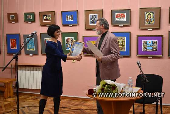 Ігор Володимирович Смичек народився 24 листопада 1953 року в місті Кіровограді (нині Кропивницький) у театральній родині, тому дитинство його тісно пов’язане з музично-драматичним театром імені М. Л. Кропивницького, де працювали батьки. В 1969 році вступив до Одеського державного художнього училища імені М.Б. Грекова, яке закінчив у 1973 році (викладач А.Г. Черняєв). В цьому ж році став викладачем Кіровоградської дитячої художньої школи (нині – дитяча художня школа імені О. Осмьоркіна). З 1976 по 1981 рік навчався в Українському поліграфічному інституті імені І. Федорова у Львові (викладач В.С. Овчинников та Ю.І. Чаришников). У 1982 році відбулась перша виставка графічних творів художника в рідному місті. З цього ж часу й до 2019 року працював викладачем Кіровоградської дитячої художньої школи (з 1992 р. ім. О.О.Осмьоркіна). Ігор Смичек – член Національної спілки художників України та Національної спілки театральних діячів України. Творчість художника-земляка багатогранна – від мистецтва книги до монументального та станкового малярства. І. Смичеком створено емблему Всеукраїнського свята театрального мистецтва «Вересневі самоцвіти», ним розроблялось оформлення сцени театру та філармонії. Роботи художника експонувались на багатьох художніх виставках. Він є постійним учасник збірних обласних та міських тематичних виставок. Персональні виставки проходили в Кіровоградському обласному художньому музеї (з 2020 року КЗ «Музей мистецтв Кіровоградської обласної ради»), художньо-меморіальному музеї О.О.Осмьоркіна, в обласній універсальній науковій бібліотеці імені Д. Чижевського. В 2008 році митець брав активну участь у створенні портретів видатних земляків для Всеукраїнського музейного проєкту «Українці у світі» (ініційований Президентом України, представляв зображення найвидатніших представників української нації), що експонувався у Центрі ділового та культурного співробітництва «Український дім» в Києві. У 2009 році ці роботи були представлені на виставці в обласному художньому музеї до 70-річчя Кіровоградської області. За творчі пошуки у напрямку сучасного образотворчого мистецтва у 2009 році Ігор Смичек став лауреатом обласної премії у сфері образотворчого мистецтва та мистецтвознавства імені Олександра Осмьоркіна у номінації «Новітні спрямування». Був одним з ініціаторів перейменування міста Кіровоград на честь М. Л. Кропивницького у 2016 році.