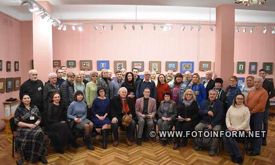 Ігор Володимирович Смичек народився 24 листопада 1953 року в місті Кіровограді (нині Кропивницький) у театральній родині, тому дитинство його тісно пов’язане з музично-драматичним театром імені М. Л. Кропивницького, де працювали батьки. В 1969 році вступив до Одеського державного художнього училища імені М.Б. Грекова, яке закінчив у 1973 році (викладач А.Г. Черняєв). В цьому ж році став викладачем Кіровоградської дитячої художньої школи (нині – дитяча художня школа імені О. Осмьоркіна). З 1976 по 1981 рік навчався в Українському поліграфічному інституті імені І. Федорова у Львові (викладач В.С. Овчинников та Ю.І. Чаришников). У 1982 році відбулась перша виставка графічних творів художника в рідному місті. З цього ж часу й до 2019 року працював викладачем Кіровоградської дитячої художньої школи (з 1992 р. ім. О.О.Осмьоркіна). Ігор Смичек – член Національної спілки художників України та Національної спілки театральних діячів України. Творчість художника-земляка багатогранна – від мистецтва книги до монументального та станкового малярства. І. Смичеком створено емблему Всеукраїнського свята театрального мистецтва «Вересневі самоцвіти», ним розроблялось оформлення сцени театру та філармонії. Роботи художника експонувались на багатьох художніх виставках. Він є постійним учасник збірних обласних та міських тематичних виставок. Персональні виставки проходили в Кіровоградському обласному художньому музеї (з 2020 року КЗ «Музей мистецтв Кіровоградської обласної ради»), художньо-меморіальному музеї О.О.Осмьоркіна, в обласній універсальній науковій бібліотеці імені Д. Чижевського. В 2008 році митець брав активну участь у створенні портретів видатних земляків для Всеукраїнського музейного проєкту «Українці у світі» (ініційований Президентом України, представляв зображення найвидатніших представників української нації), що експонувався у Центрі ділового та культурного співробітництва «Український дім» в Києві. У 2009 році ці роботи були представлені на виставці в обласному художньому музеї до 70-річчя Кіровоградської області. За творчі пошуки у напрямку сучасного образотворчого мистецтва у 2009 році Ігор Смичек став лауреатом обласної премії у сфері образотворчого мистецтва та мистецтвознавства імені Олександра Осмьоркіна у номінації «Новітні спрямування». Був одним з ініціаторів перейменування міста Кіровоград на честь М. Л. Кропивницького у 2016 році.