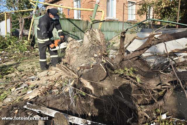 У Кропивницькому після смерчу тривають відновлювальні роботи 