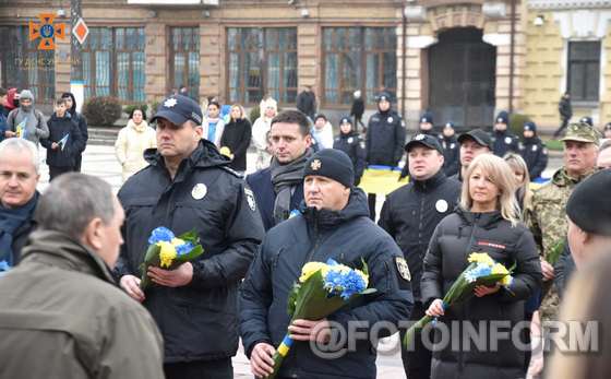 21 листопада Україна відзначає День Гідності та Свободи, встановлене на честь двох знакових подій у новітній історії країни – Помаранчевої революції 2004 року та Революції Гідності 2013 року, яке прославляє волелюбність і мужність нашого народу, прагнення до демократії, вшановує національні інтереси держави і права людини.
