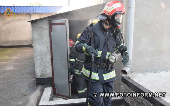 рятувальники пройшли заняття в теплодимокамері