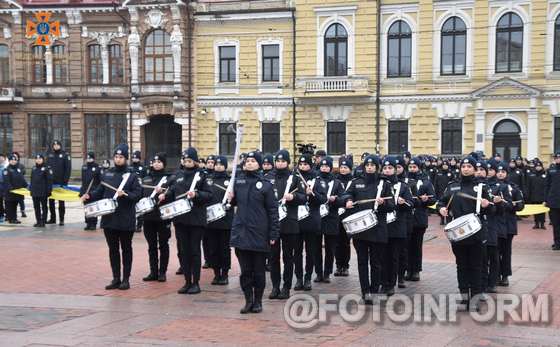 21 листопада Україна відзначає День Гідності та Свободи, встановлене на честь двох знакових подій у новітній історії країни – Помаранчевої революції 2004 року та Революції Гідності 2013 року, яке прославляє волелюбність і мужність нашого народу, прагнення до демократії, вшановує національні інтереси держави і права людини.