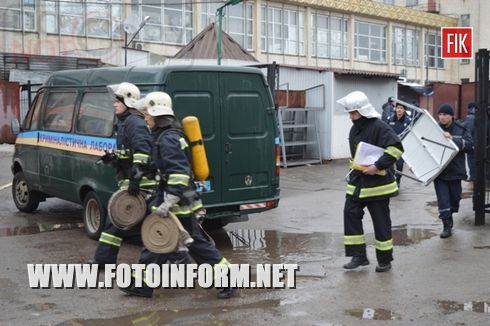 Сегодня кировоградцы были обеспокоены большим количеством пожарных машин , спасателей и милиции на центральном рынке города. 