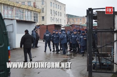 Сегодня кировоградцы были обеспокоены большим количеством пожарных машин , спасателей и милиции на центральном рынке города. 