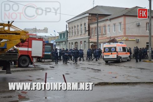 Сегодня кировоградцы были обеспокоены большим количеством пожарных машин , спасателей и милиции на центральном рынке города. 