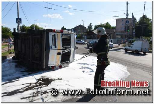 У Кропивницькому перекинувся автомобіль швидкої