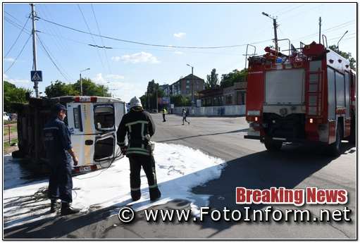 У Кропивницькому перекинувся автомобіль швидкої