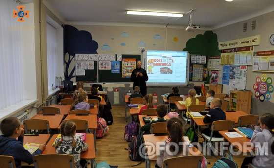 21 листопада в освітніх закладах Кіровоградщини стартував тиждень знань з безпеки життєдіяльності, під час якого, традиційно, фахівці Служби порятунку проводять для дошкільнят та учнів уроки безпеки, зустрічі, навчальні інтерактивні акції і квести.