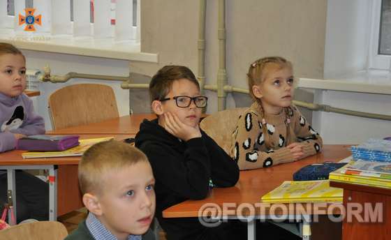 21 листопада в освітніх закладах Кіровоградщини стартував тиждень знань з безпеки життєдіяльності, під час якого, традиційно, фахівці Служби порятунку проводять для дошкільнят та учнів уроки безпеки, зустрічі, навчальні інтерактивні акції і квести.
