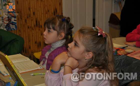 21 листопада в освітніх закладах Кіровоградщини стартував тиждень знань з безпеки життєдіяльності, під час якого, традиційно, фахівці Служби порятунку проводять для дошкільнят та учнів уроки безпеки, зустрічі, навчальні інтерактивні акції і квести.
